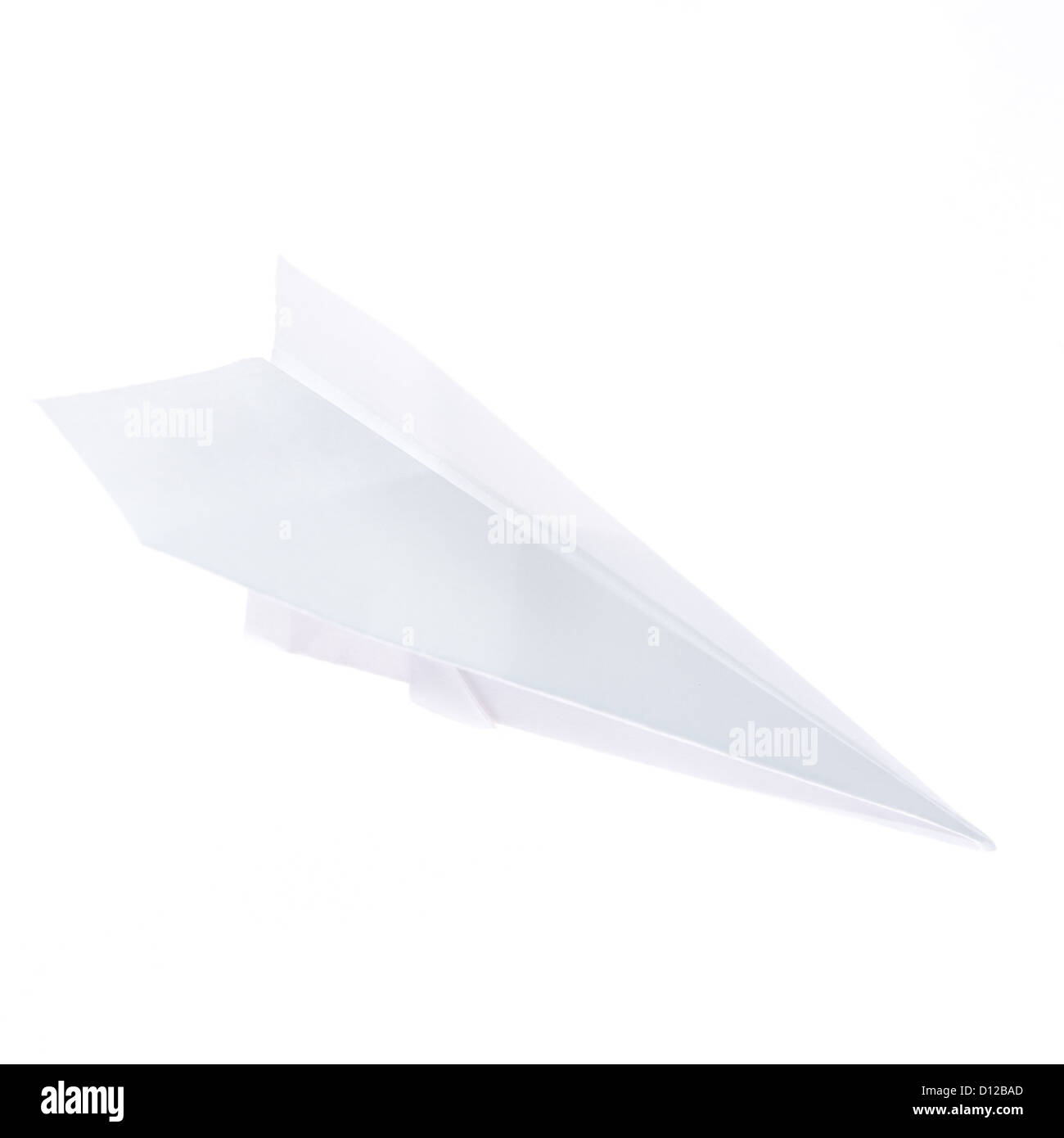 Papierflieger, isoliert auf weiss Stockfoto