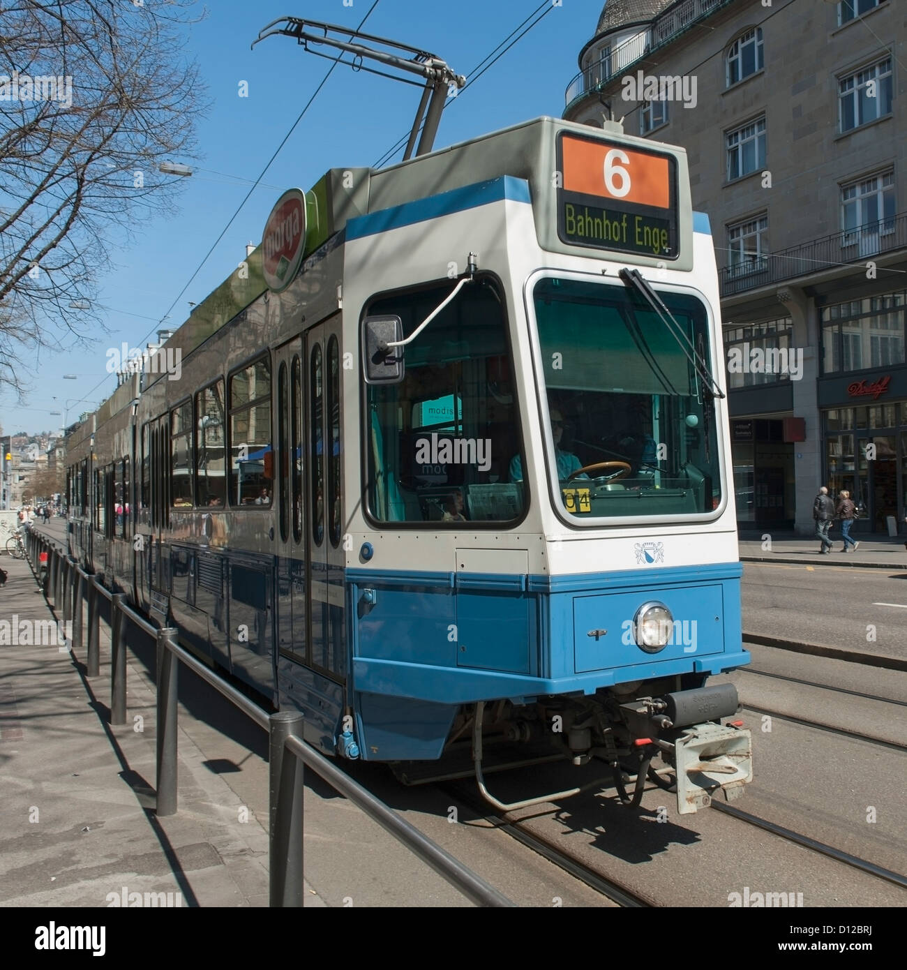 Eine Straßenbahn fahren auf den Gleisen; Zürich Schweiz Stockfoto