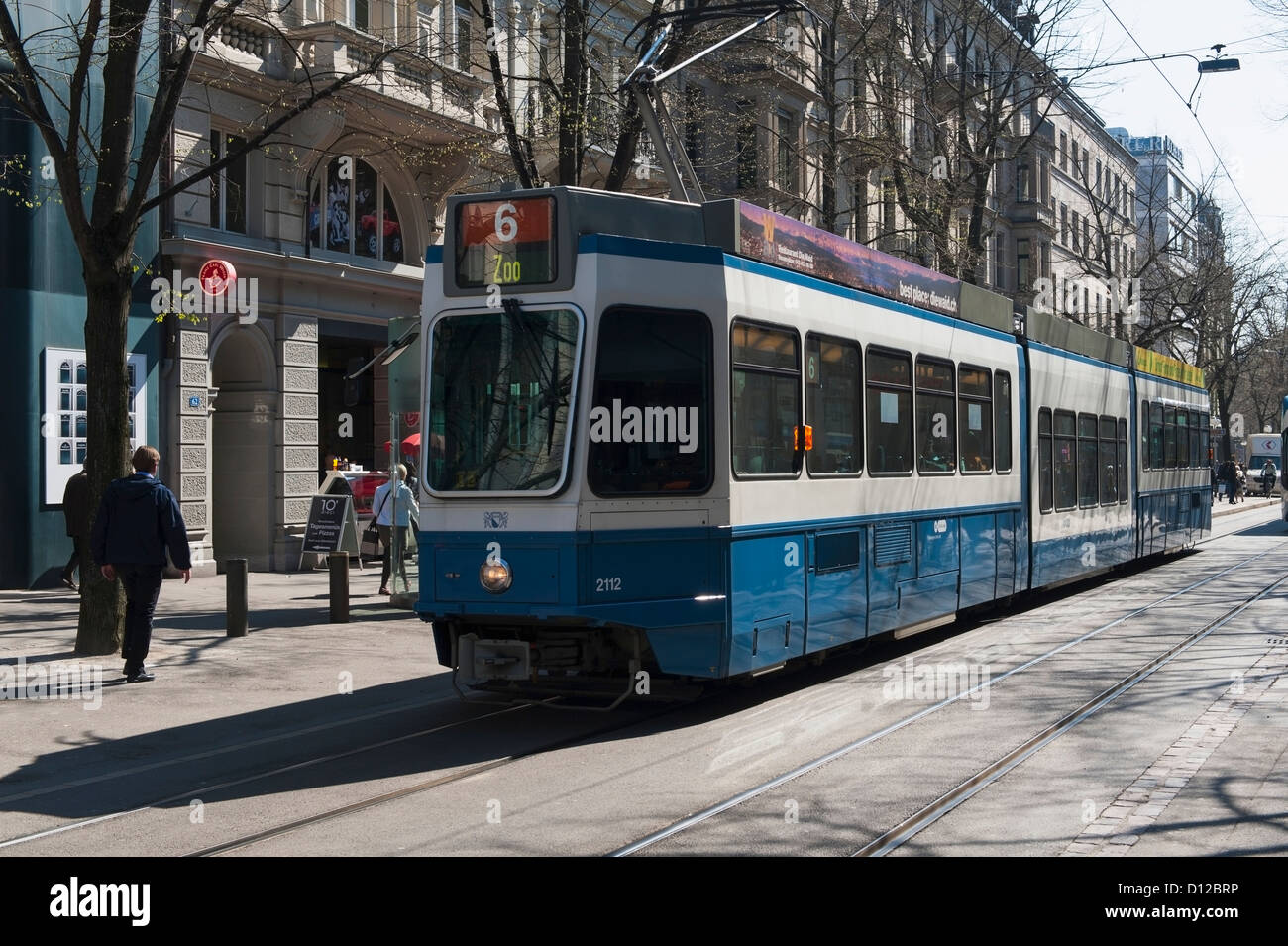 Eine Straßenbahn fahren auf den Gleisen; Zürich Schweiz Stockfoto