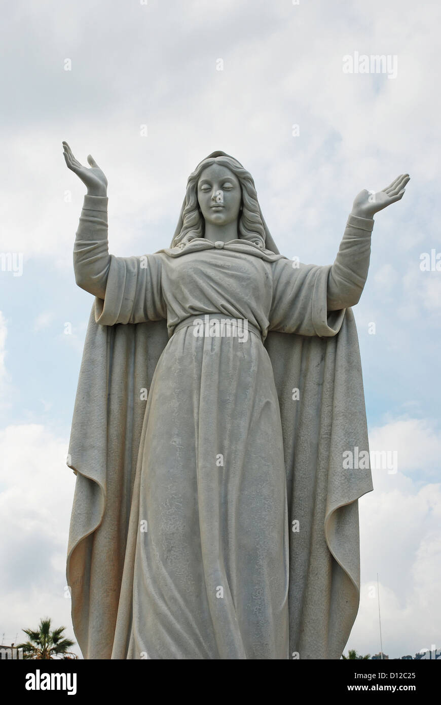Statue der weibliche Figur mit erhobenen Armen; Deutschland Stockfoto