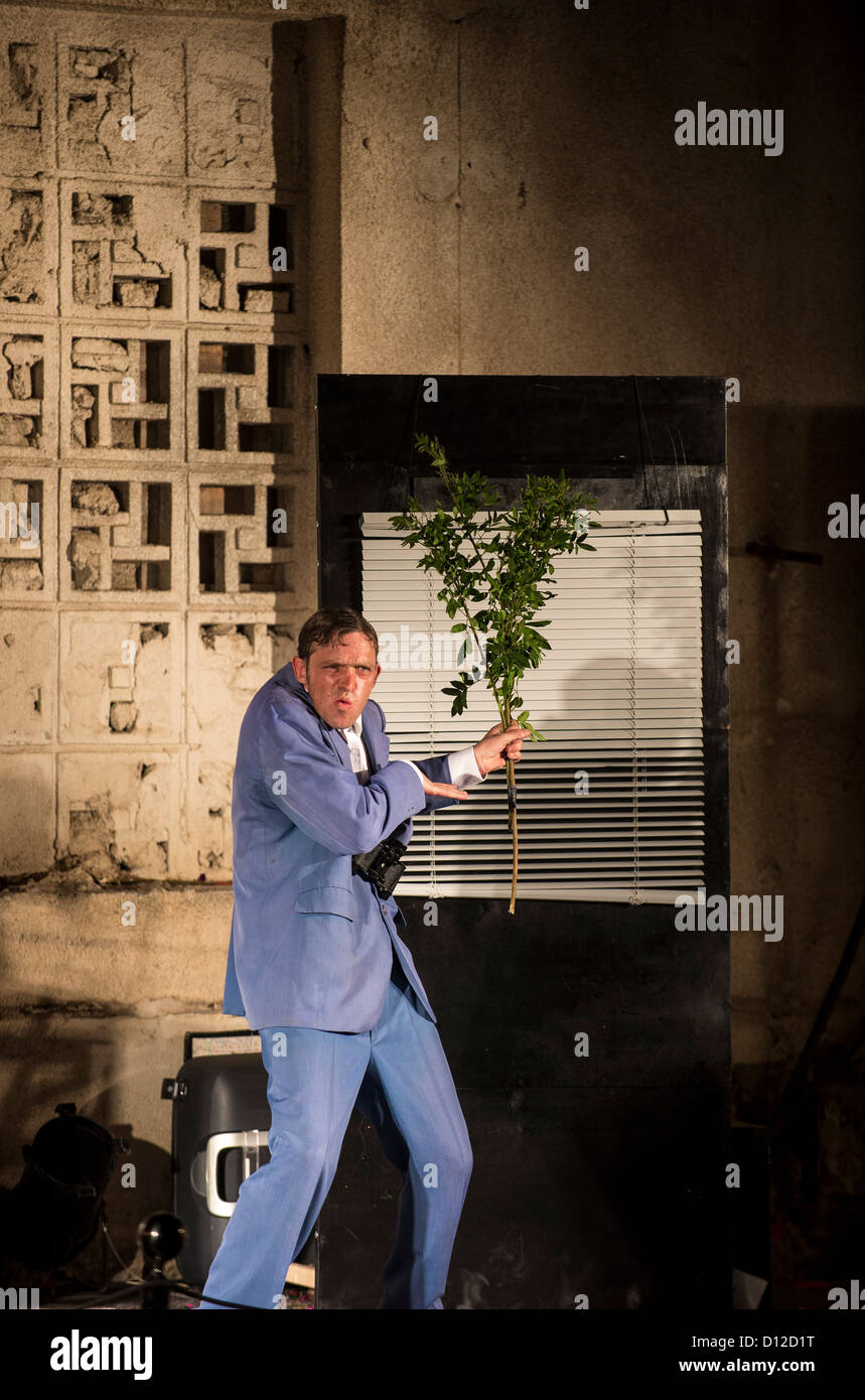 Ein unbekannter Schauspieler führen in das jährliche Bat-Yam-Festival der Straßentheater statt in der Stadt in der Nähe von Tel-Aviv Bat-Yam Stockfoto