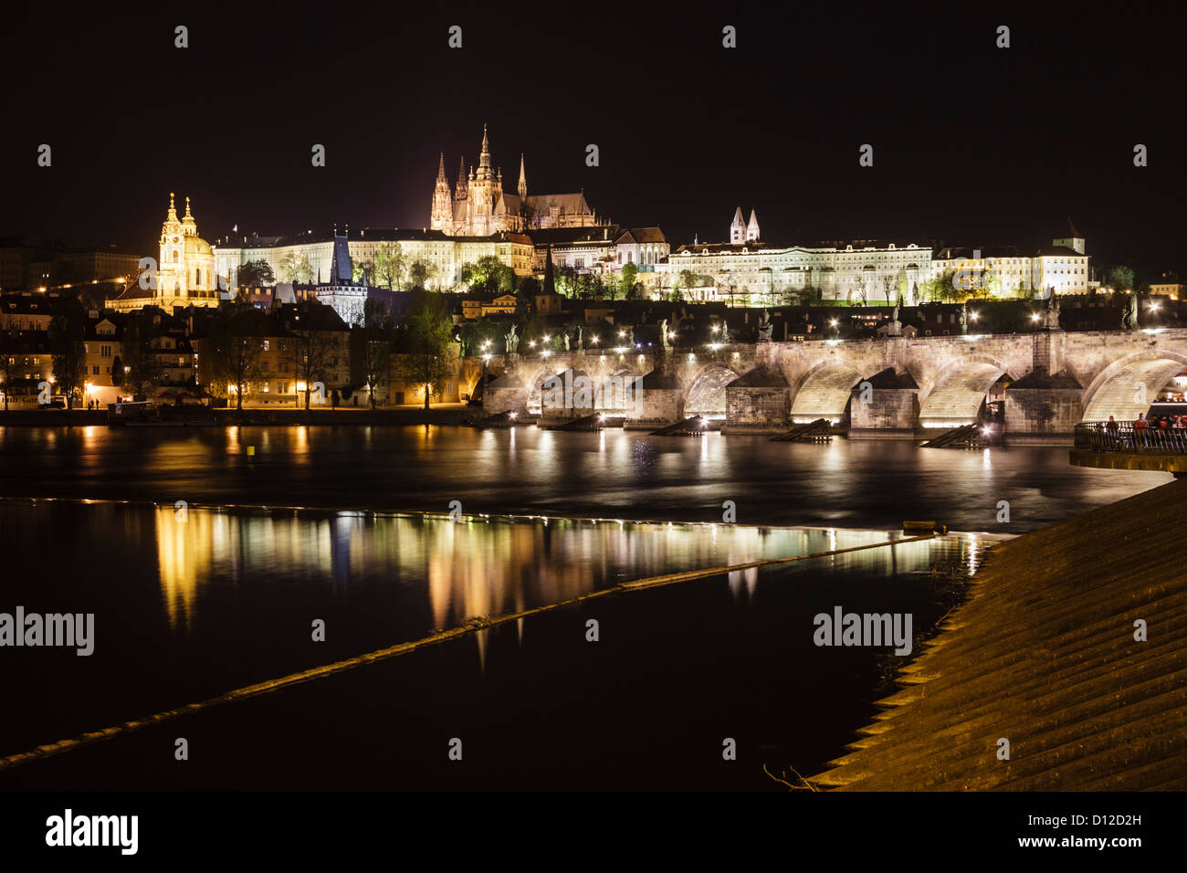 Flutlicht Charles Brücke und Wehr auf der Moldau bei Nacht. Prag, Tschechische Republik Stockfoto