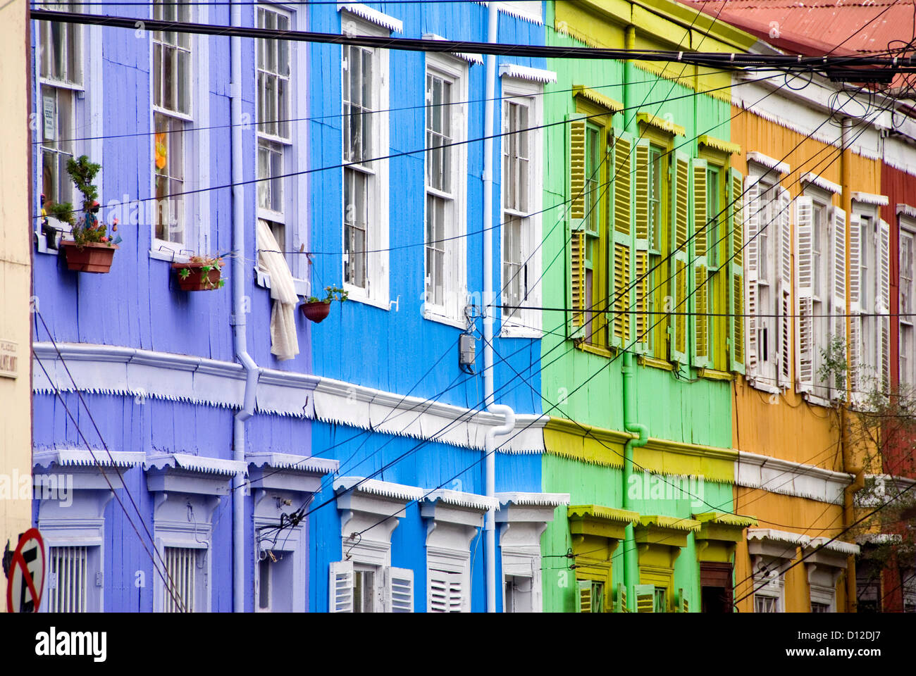 Bunte Mehrfamilienhäuser in Valparaiso, Chile. Stockfoto