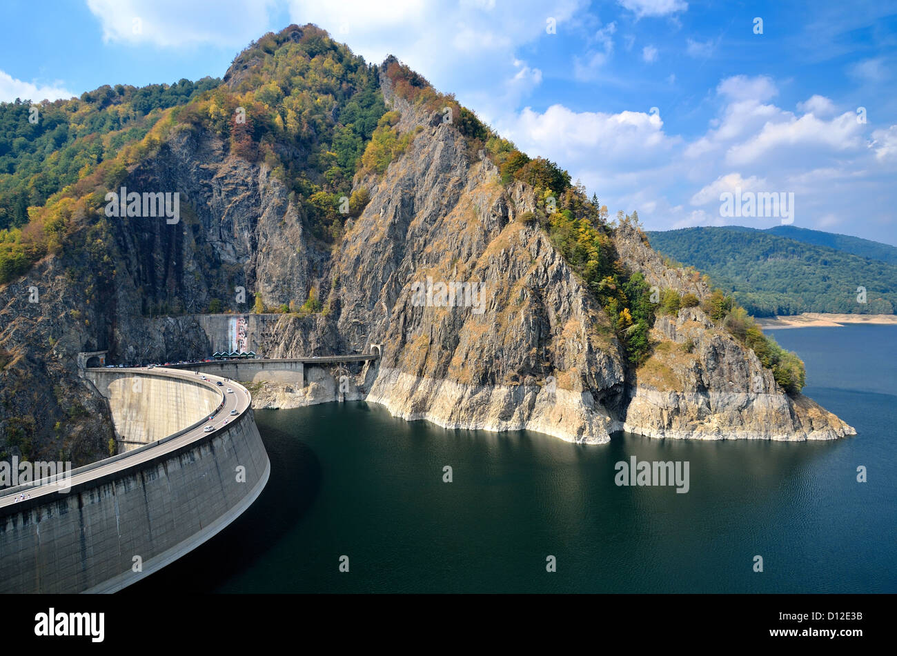 Vidraru-See und Staumauer im Fagaras-massiv (Rumänien) in Karpaten. Stockfoto