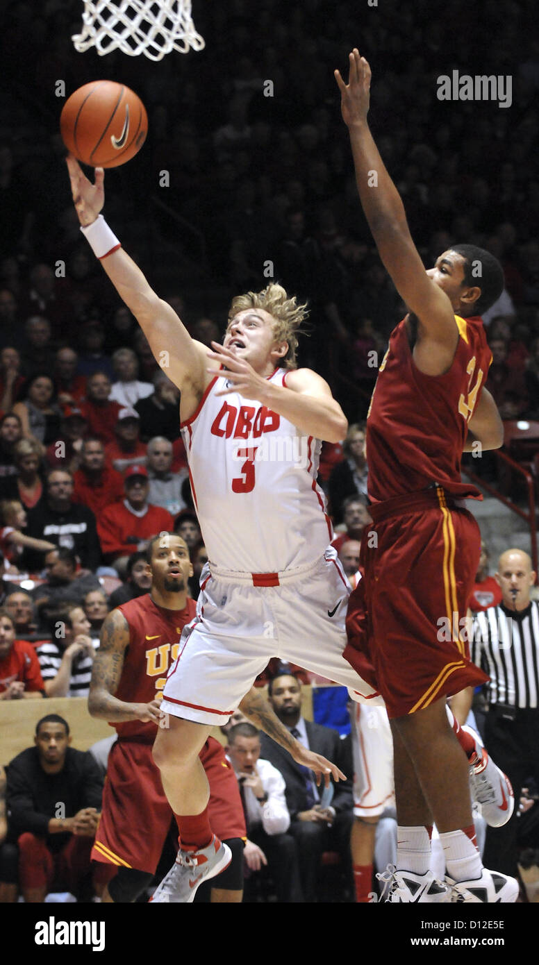 5. Dezember 2012 - Albuquerque, NM, USA - UNMs #3, die Hugh Greenwood den Ball vorbei an USCs #34 Eric weisen in ihrem Spiel Mittwoch Nacht in der Grube legt. Mittwoch, Dec.05, 2012. (Kredit-Bild: © Jim Thompson/Albuquerque Journal/ZUMAPRESS.com) Stockfoto