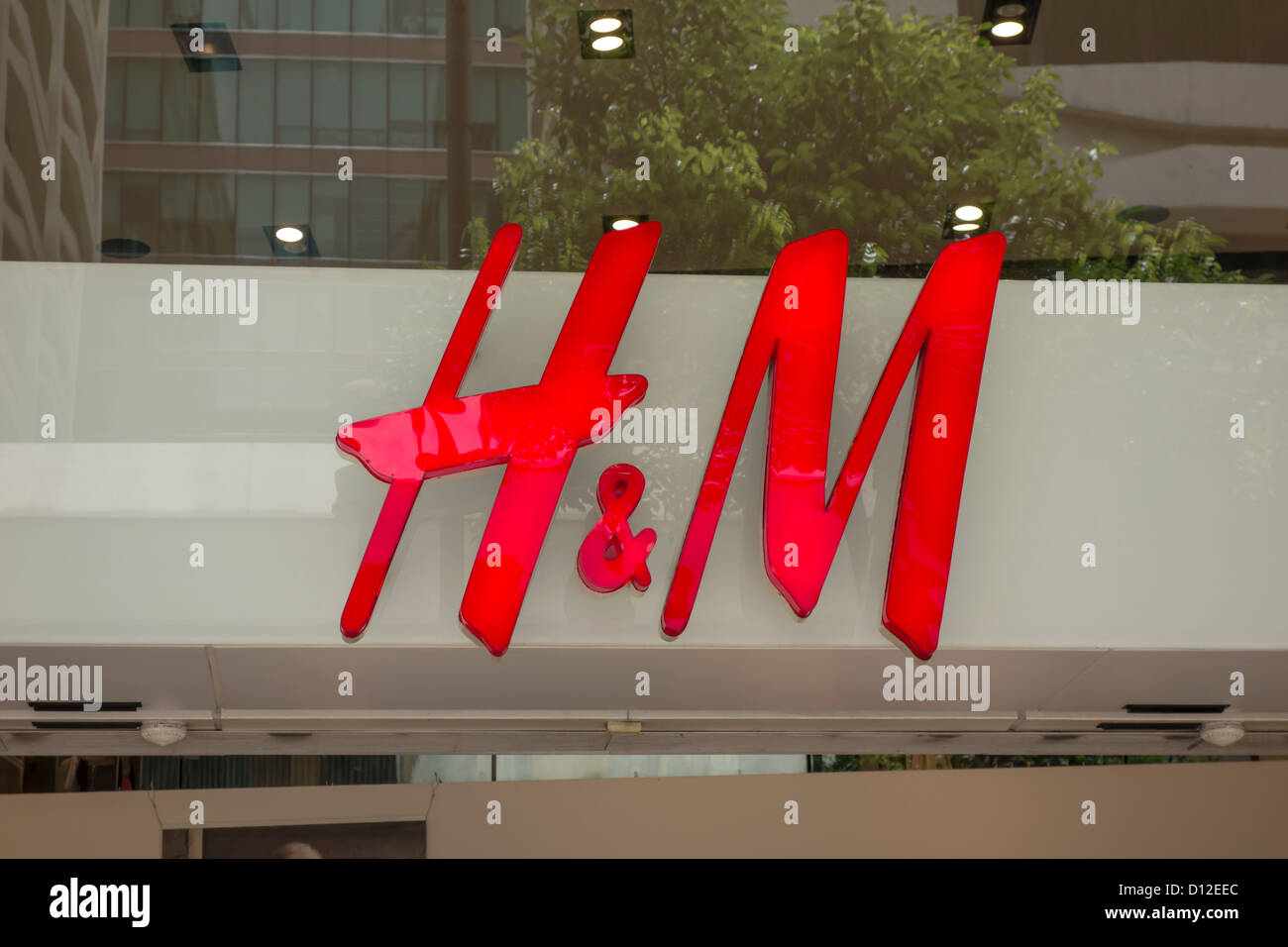 H&M Shop Logo an der Wand Stockfoto