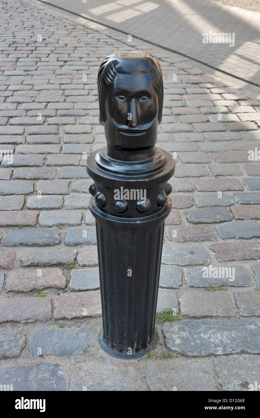 Metall-Säule auf der Straße der Altstadt von Riga. Lettland. Stockfoto