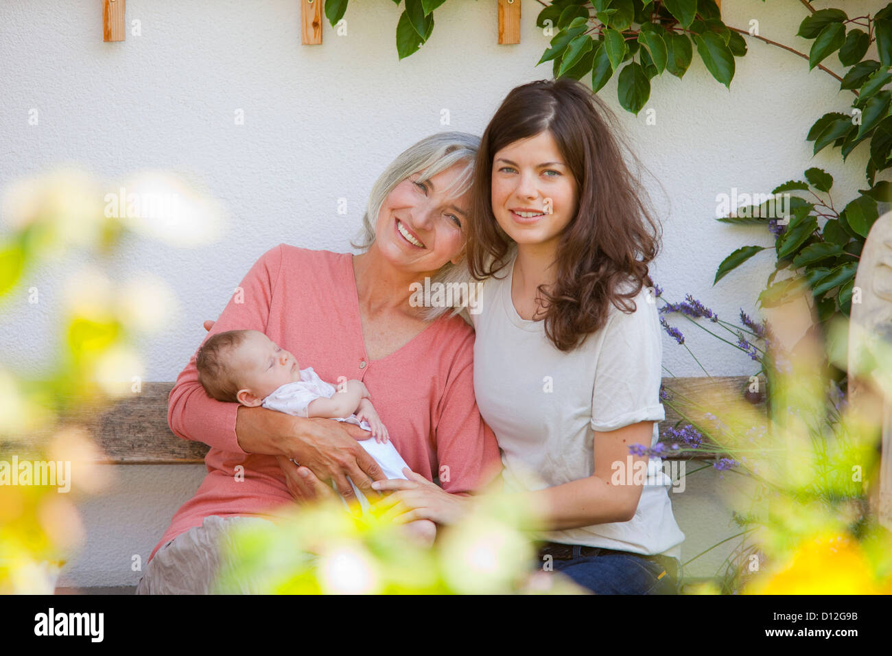 Deutschland, Bayern, drei Generationen zusammen zu sitzen, Lächeln Stockfoto