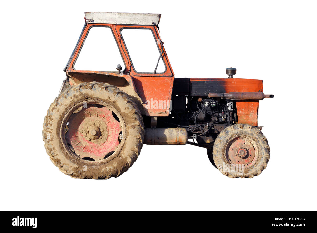 alten schmutzigen Traktor isoliert auf weißem Hintergrund Stockfoto