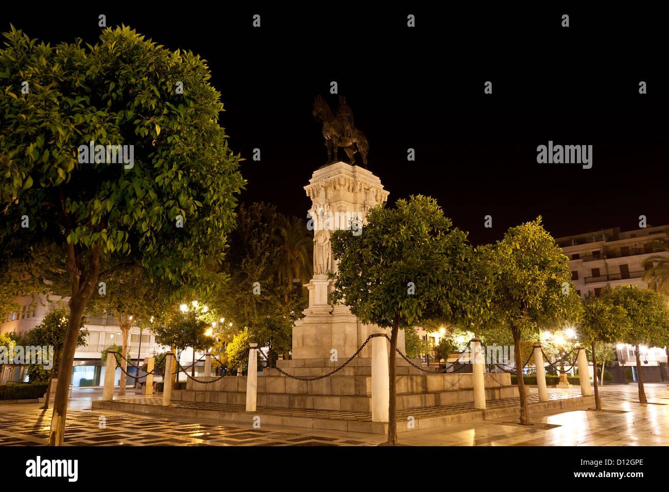 schöne Denkmal in Nacht Stadt Sevilla, Spanien Stockfoto