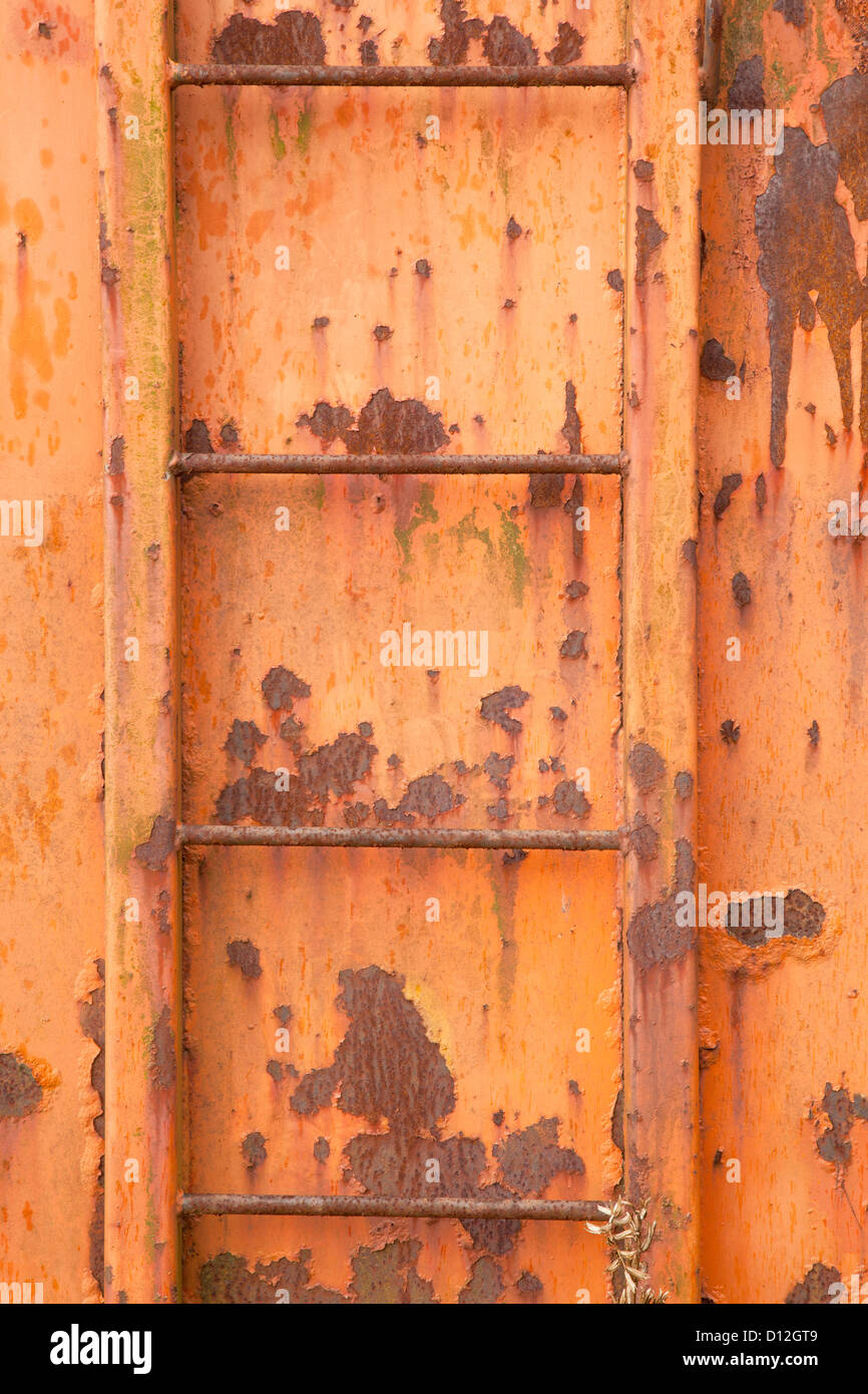 vier Schritte der alten orange und rostigen Container auf vertikales Bild Stockfoto
