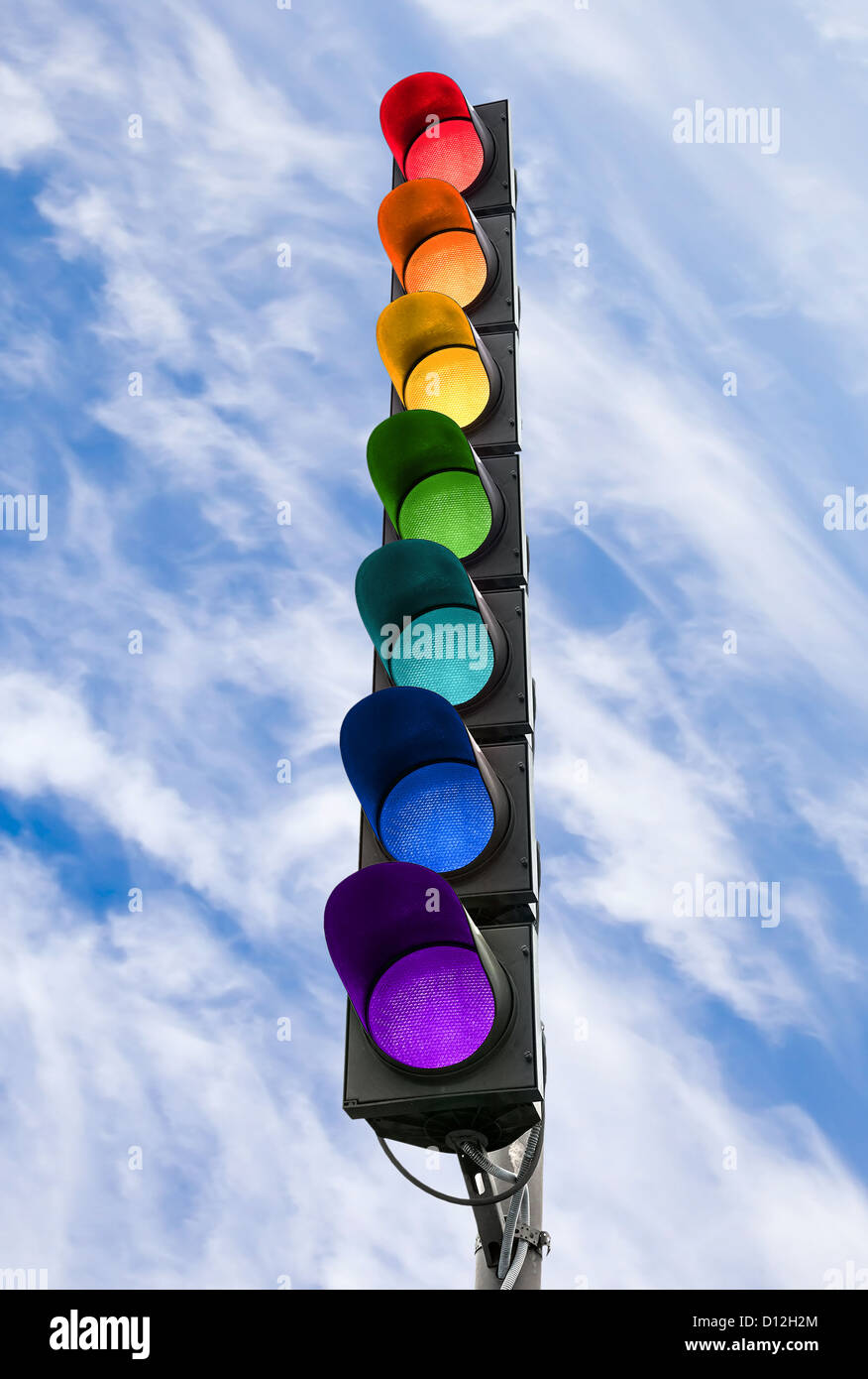 Sieben-Farbe Rainbow-Schema-Ampel-Konzept über blauen Himmel Stockfoto