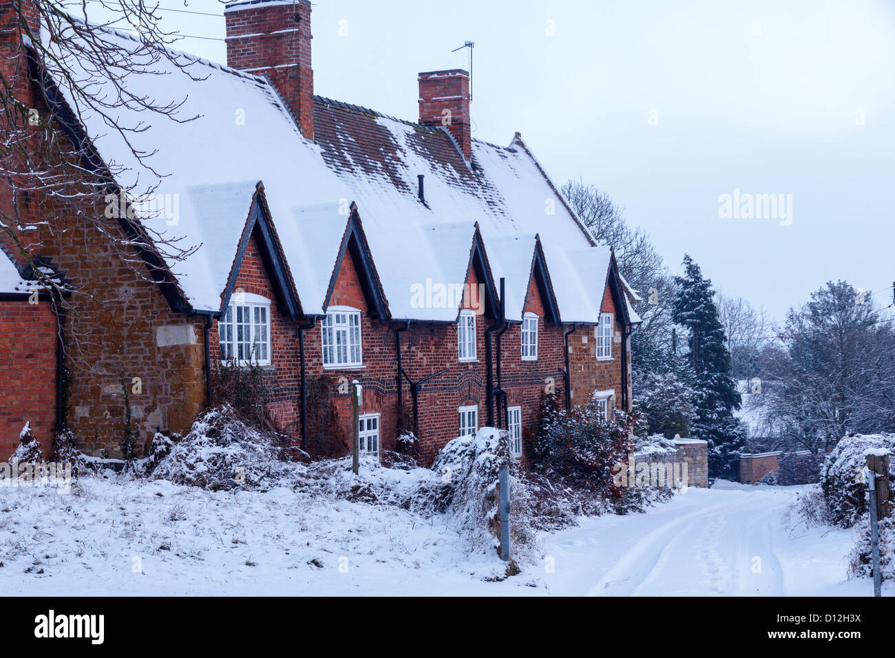 Alten roten Ziegeln und Stein Giebel Haus im Schnee, Pfeffer Farm, Burton Lazars, Melton Mowbray, Leicestershire, England, UK Stockfoto