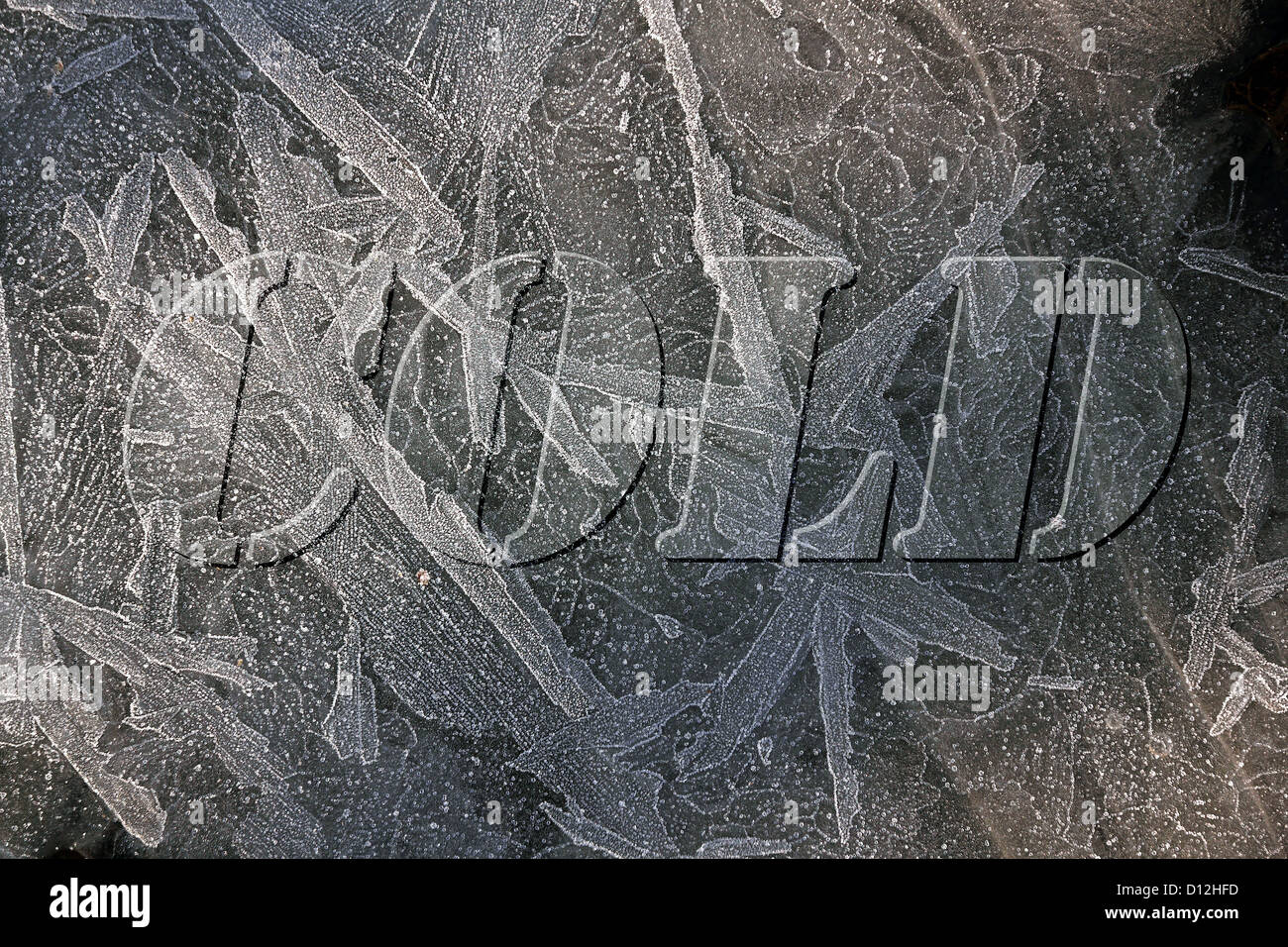 Raureif Muster auf gefrorenen Pfütze mit geprägtem Schriftzug hinzugefügt Digital, Leicestershire, UK Stockfoto