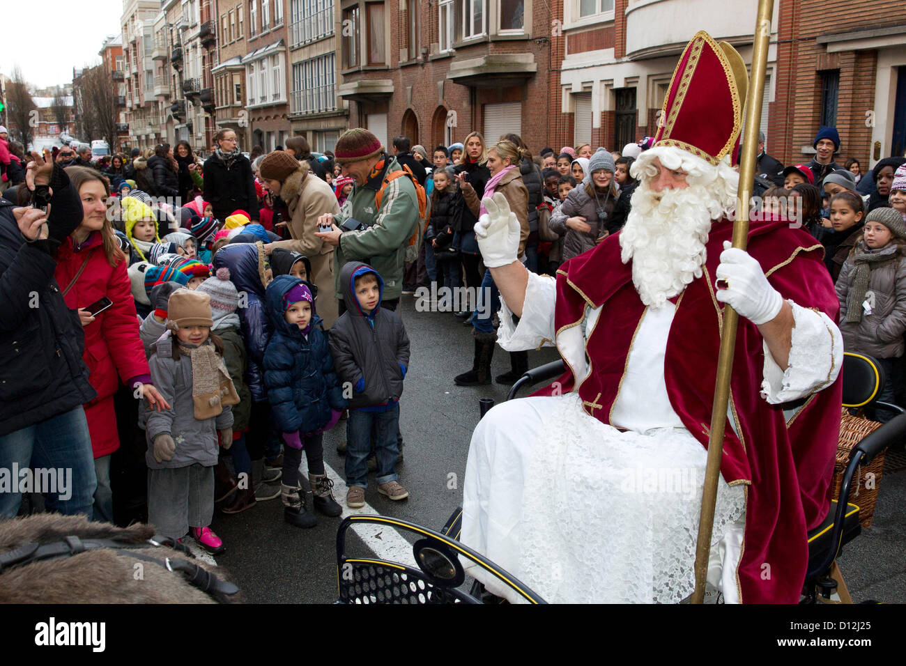 Sankt Nikolaus und Kinder Stockfoto