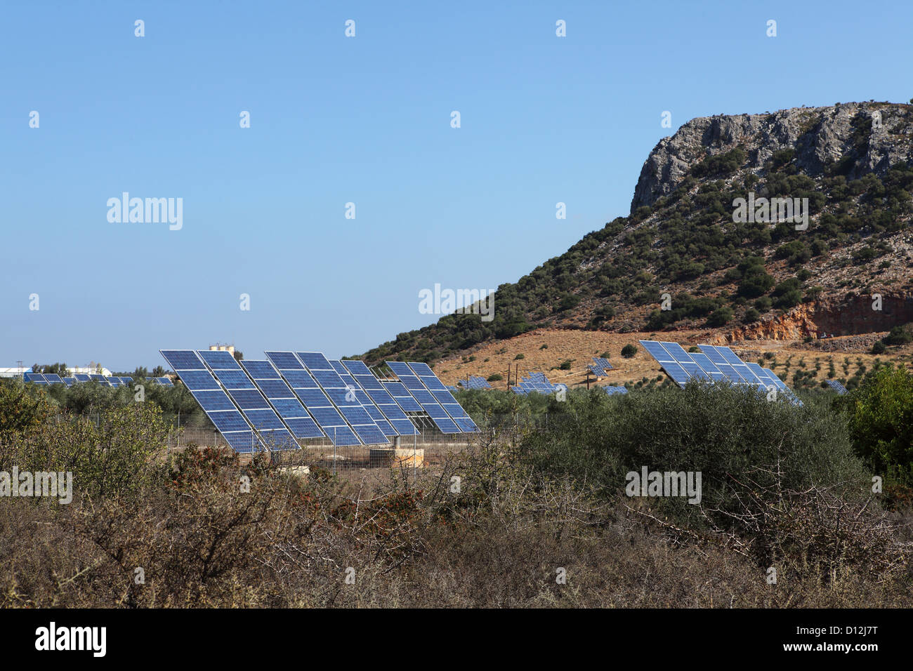 Photovoltaik-Module, auch bekannt als Sonnenkollektoren auf der Insel Kreta, Griechenland. Stockfoto