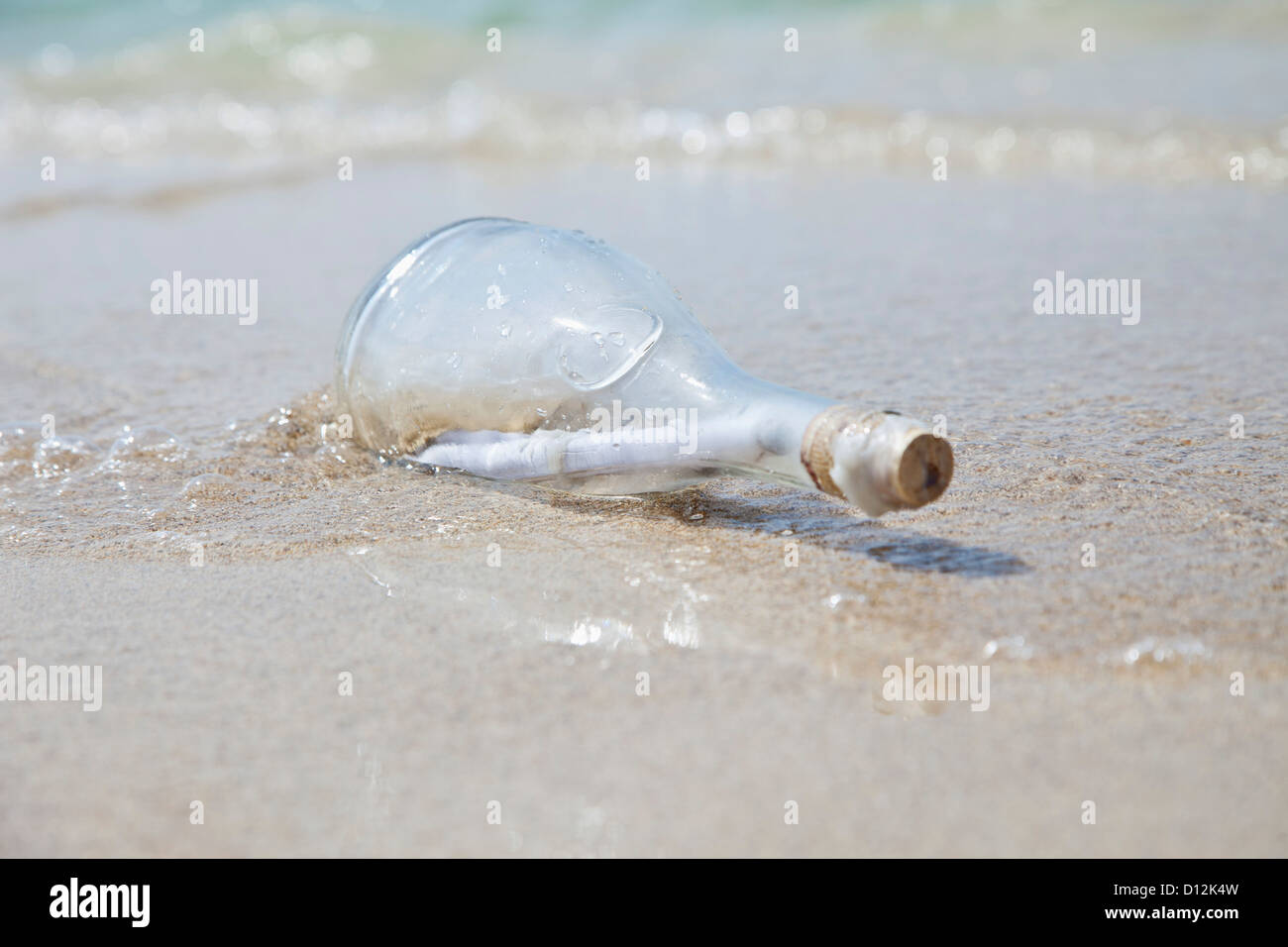 Spanien, Palma, Mallorca, Flaschenpost an der Playa de Palma Stockfoto