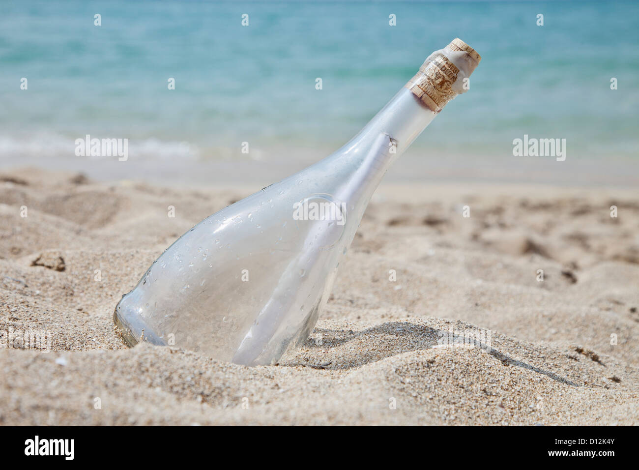 Spanien, Palma, Mallorca, Flaschenpost an der Playa de Palma Stockfoto