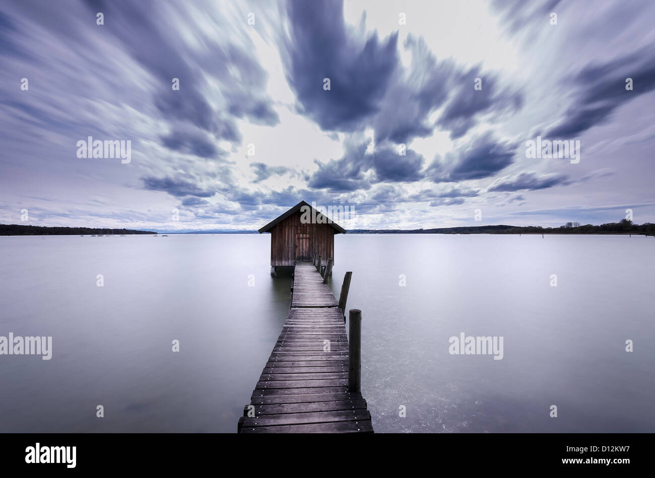 Deutschland, Bayern, Blick auf Bootshaus mit Badesteg am Ammersee See Stockfoto