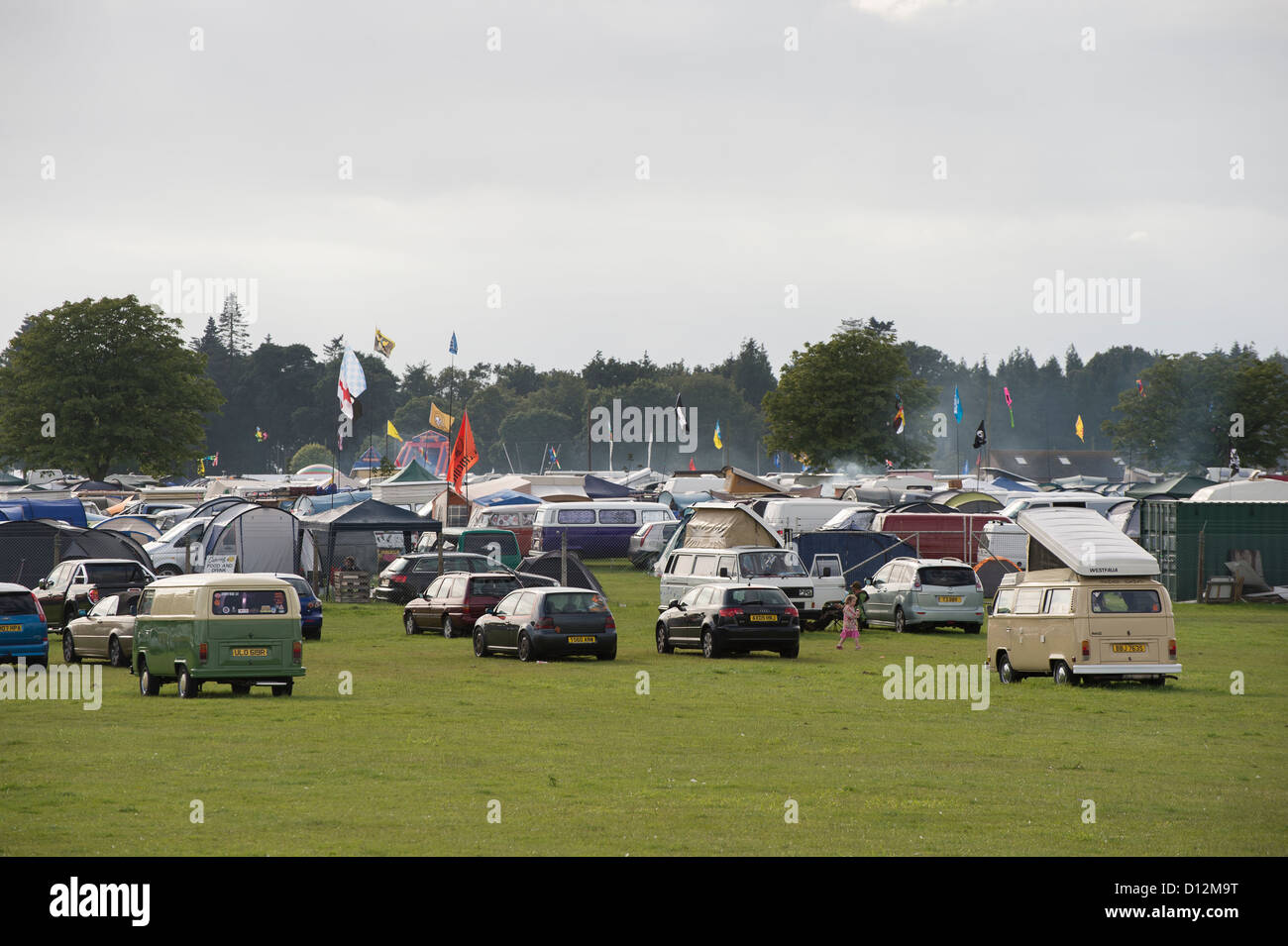 Autos, Wohnmobile und Zelte auf einem Jahrmarkt in England. Stockfoto