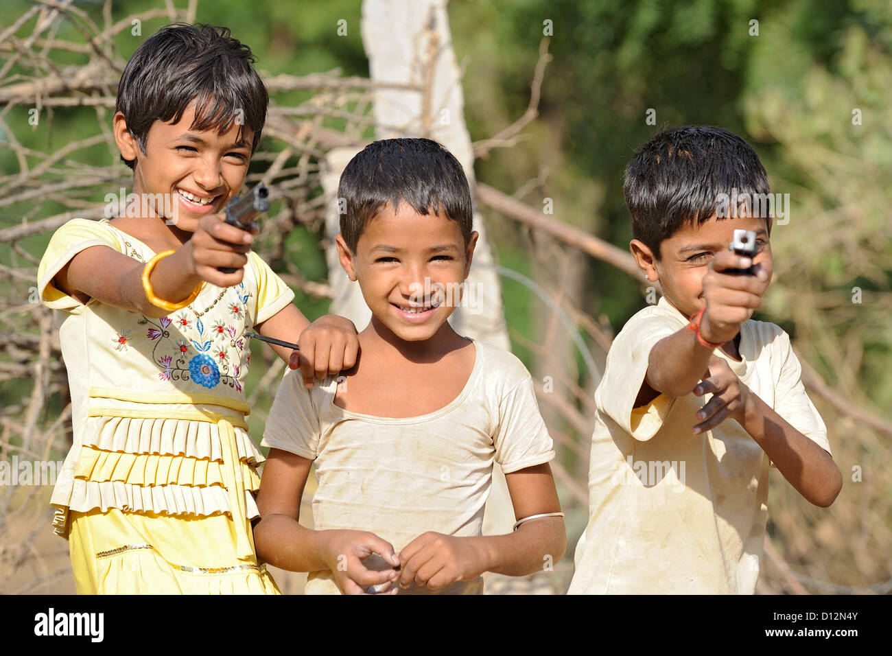Indische Kinder spielen mit Spielzeugpistole Stockfoto