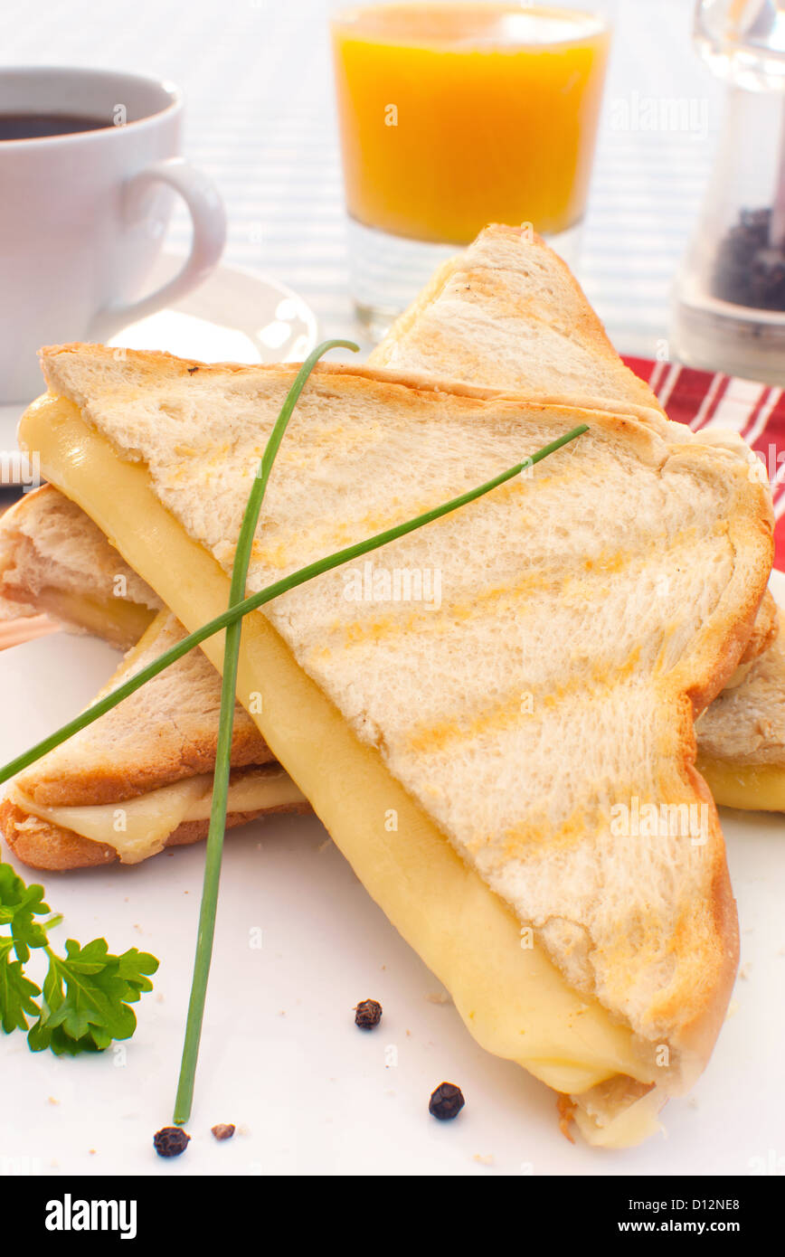 Toast mit Käse überbacken Stockfoto
