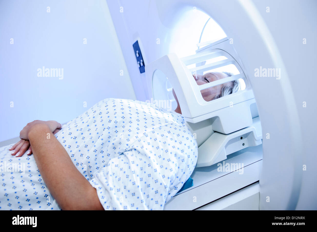 Junge weibliche Krankenhauspatient in MRT-scanner Stockfoto