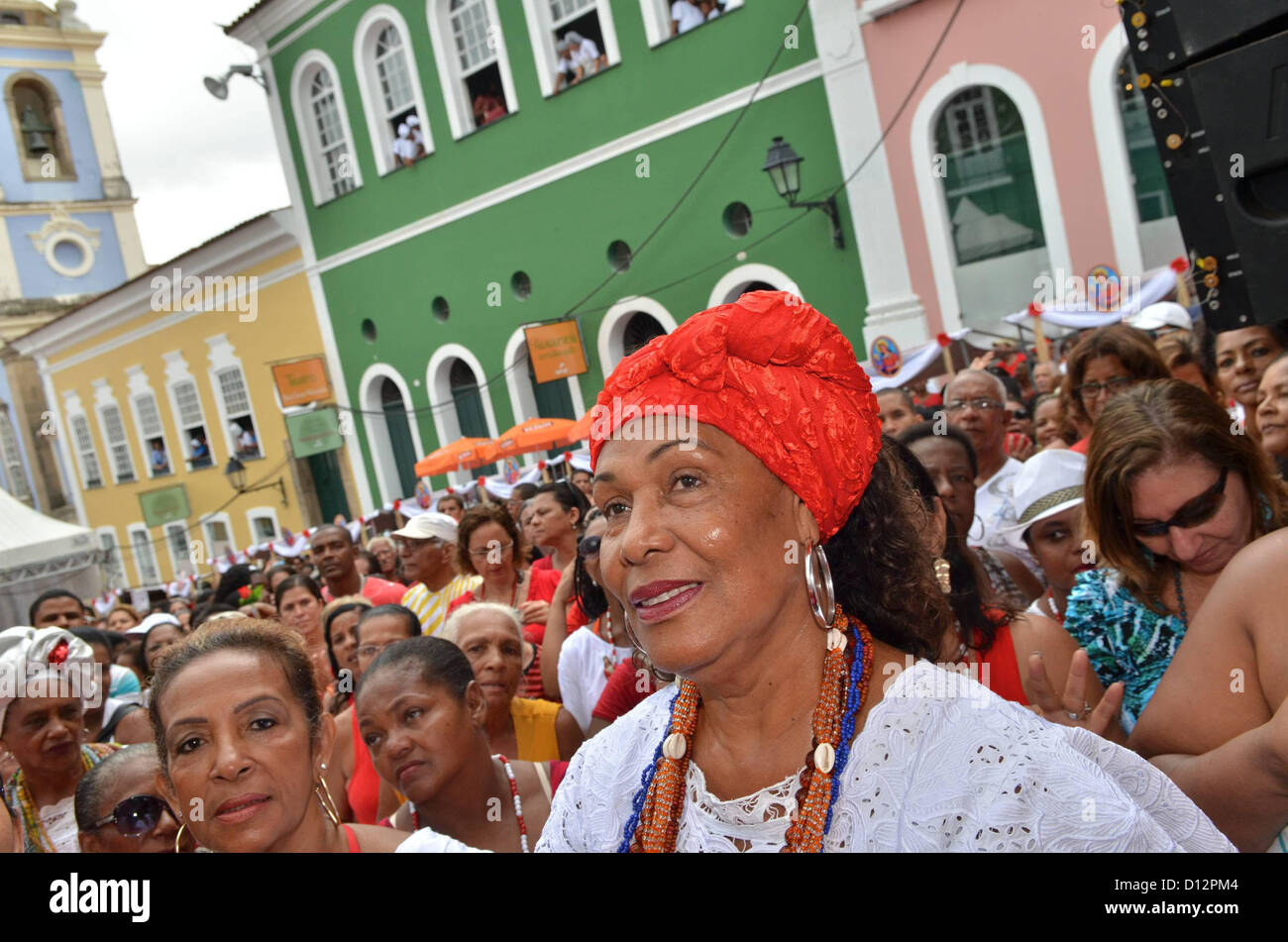 Anhänger nehmen Teil in einer Prozession, die Heilige Barbara, als Teil eines Zyklus der religiösen Feste in Salvador, Bahia Staat im Nordosten Brasiliens, am 4. Dezember 2012 zu feiern. Foto: ERIK SALLES/BAPRESS Stockfoto