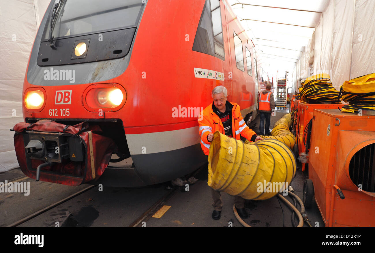 Fritz Erler bereitet eine Gebläse in einem neuen Auftauen Zelt für den Winter auf dem Deutsch Bahn Regio-Workshop in Dresden-Altstadt, Deutschland, 4. Dezember 2012. Vom 9. Dezember 2012 bis 15. März 2013 werden Sitten Reserve Züge zur Verfügung gestellt. Foto: Matthias Hiekel Stockfoto