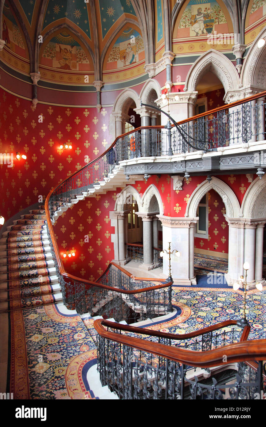 Innere des frisch renovierten St Pancras Renaissance Hotel London, UK, mit der großen Treppe. Stockfoto