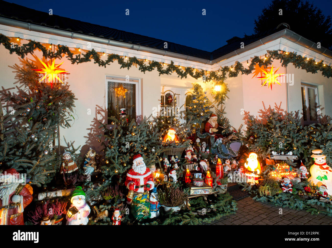 Viele Weihnachtsfiguren stehen im von Gisela Liebsch und Gerd