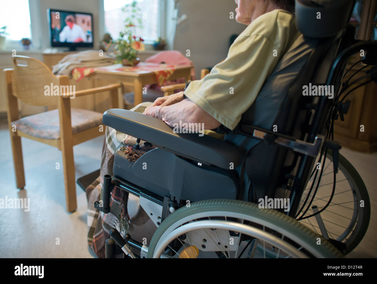 Menschen im Rollstuhl sind ein Altenheim Oder Frankfurt am Main, 29. November 2012 abgebildet. Foto: Patrick Pleul Stockfoto