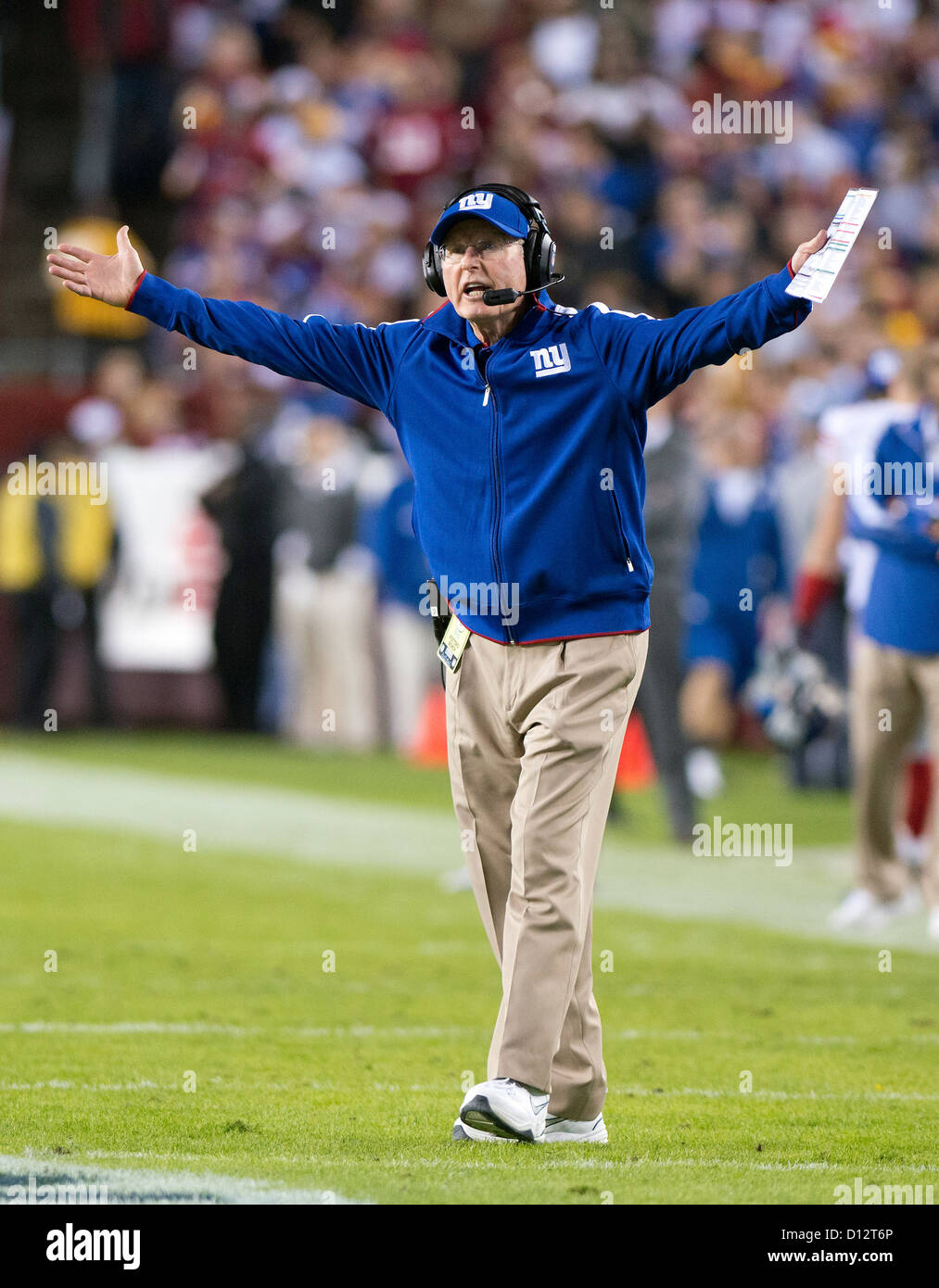 New York Giants Head Coach Tom Coughlin beschwert sich über einen Aufruf im ersten Halbjahr Aktion gegen die Washington Redskins in FedEx Field in Landover, Maryland am Montag, 3. Dezember, 2012..Credit: Ron Sachs / CNP Stockfoto