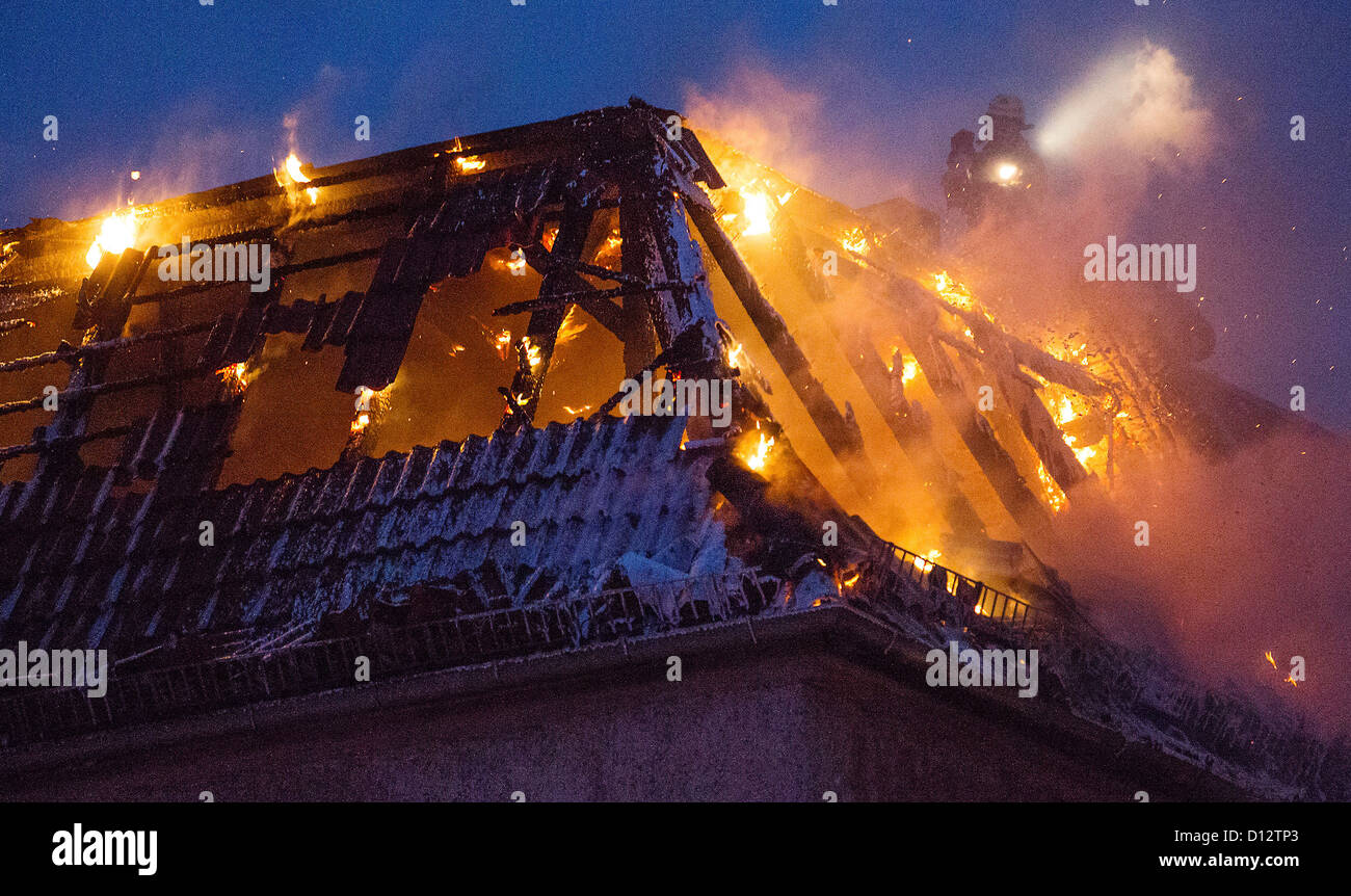 Ein Dachstuhl Feuer wütet in Berlin, Deutschland, 5. Dezember 2012. Versuchen, Weg von dem Feuer, ein 62 Jahre alter Mann sprang von einem dritten Stock Fenster eines Hauses in Berlin-Lichtenberg und starb. Foto: Hannibal Hanschke Stockfoto