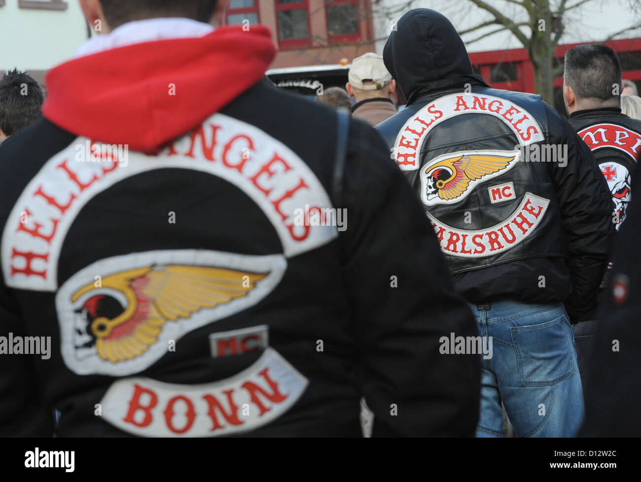 Mitglieder des Motorradclubs Hells Angels stehen vor der katholischen ...