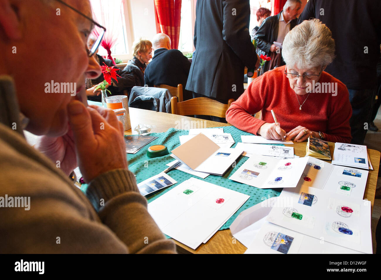 Ulrike Abrakis schreibt Weihnachtskarten an Freunde und Familie bei Sankt-Nikolaus Post in St. Nikolaus, Deutschland, 5. Dezember 2012. Sonderpostamt der Deutschen Post AG, die Briefe und Pakete mit einer Sondermarke von Weihnachten bis 24. Dezember 2012 prägen wird, öffnete zum 46. Mal. Foto: OLIVER DIETZE Stockfoto
