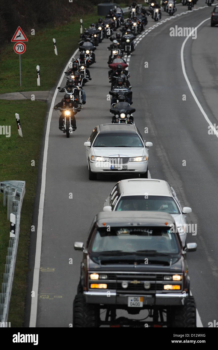 Mitglieder des Motorradclubs Hells Angels fahren im Konvoi nach Rust ...