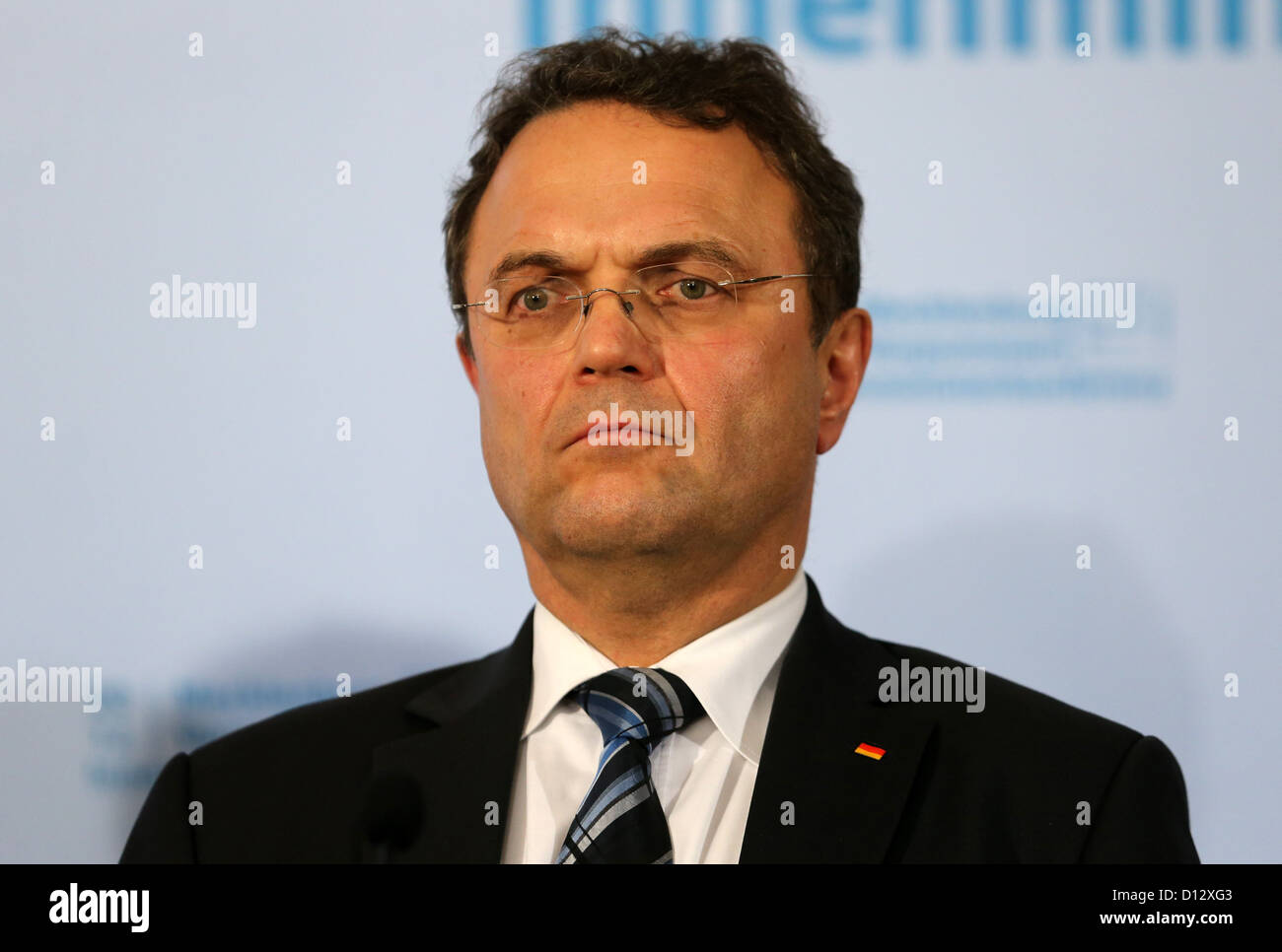 Bundesminister des inneren Hans-Peter Friedrich (CSU) gibt eine Pressekonferenz über die Ergebnisse der Konferenz der Minister des Innern (IMK) einen möglichen zweiten Versuch die rechtsextreme Partei NPD in Rostock-Warnemünde, Deutschland, 5. Dezember 2012 verbieten. Foto: BERND WUESTNECK Stockfoto