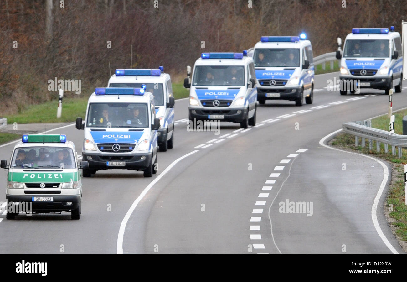 Polizei-Fahrzeuge fahren vor einem Konvoi der Mitglieder des Motorradclubs Hells Angels in Rust, Deutschland, 5. Dezember 2012. Die Rocker aus ganz Europa besuchte eine Obsequy für einen Schuss und Mitglied der Hells Angels dort getötet. Die Toten gehörten zu der Hells Angels-Charta "Black Forest". Er starb am Ende November 2012 in Friesenheim. Foto: PATRICK SEEGER Stockfoto