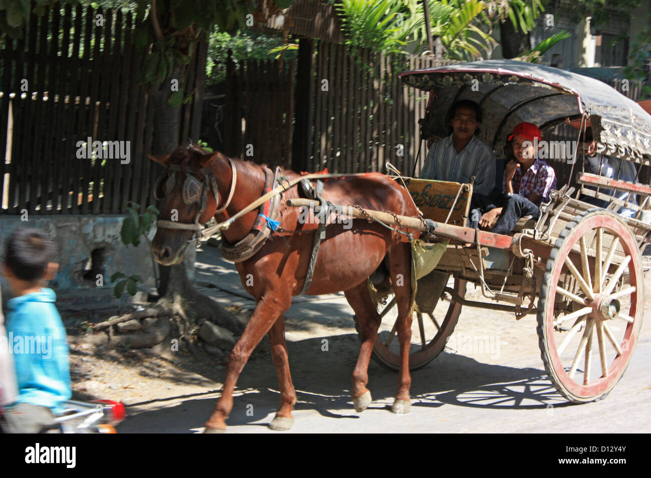 Eine Pferdekutsche ist in Mandalay (Amarapura Township), Myanmar, 25. Oktober 2012 abgebildet. Foto: Rolf Zimmermann Stockfoto