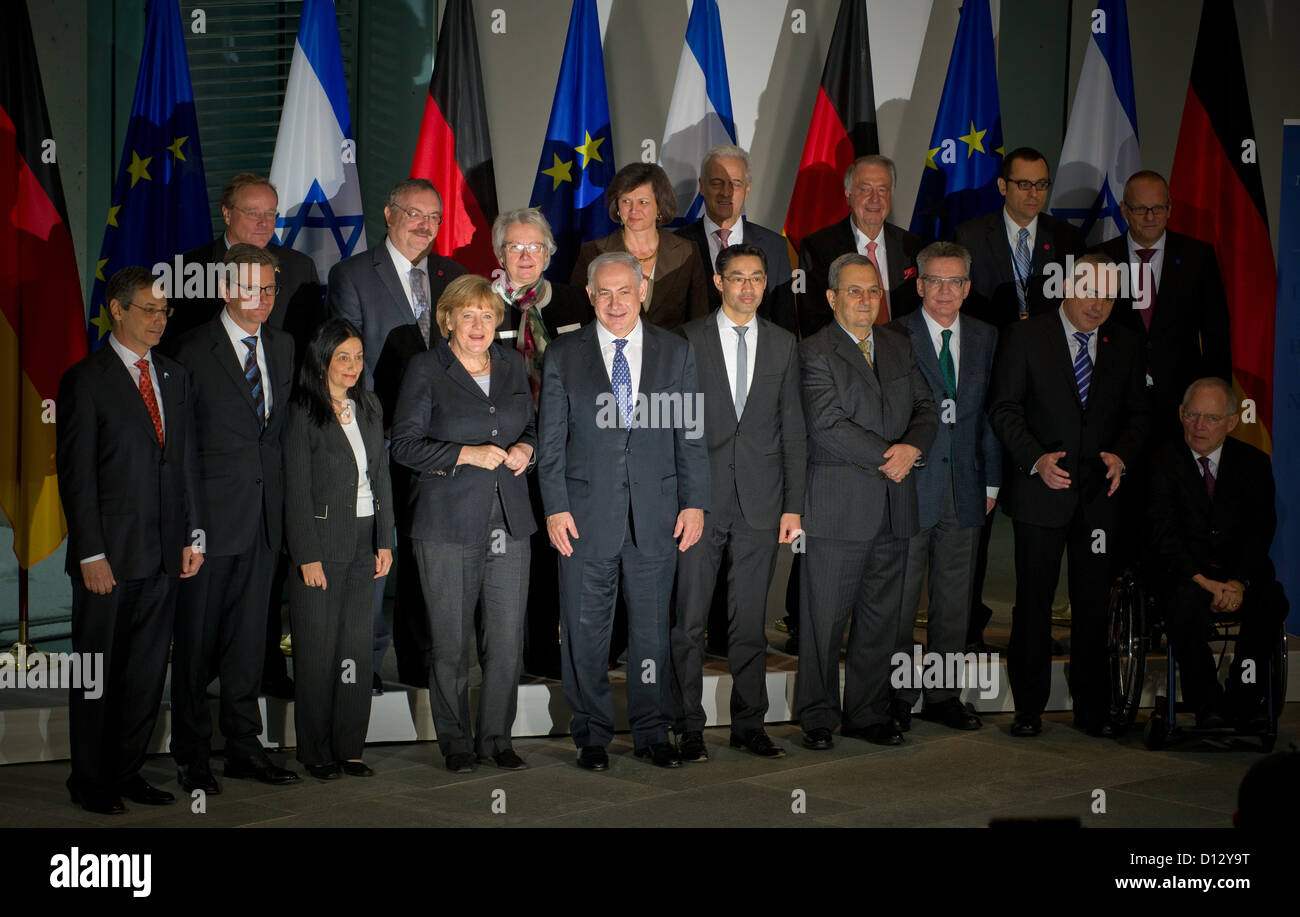 Bundeskanzlerin Angela Merkel (6 L) und der israelische Ministerpräsident Benjamin Netanyahu (8-L) Pose für ein Familienfoto in der Kanzlei in Berlin, Deutschland, 6. Dezember 2012. Netanjahus Besuch in Deutschland wird überschattet von Israels Pläne, neue Siedler-Wohnungen in einem höchst umstrittene Streifen im besetzten Westjordanland in der Nähe von Jerusalem zu bauen. Foto: TIM BRAKEMEIER Stockfoto