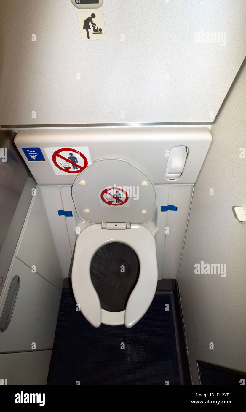 Toilette im Flugzeug, Boeing 777. Stockfoto