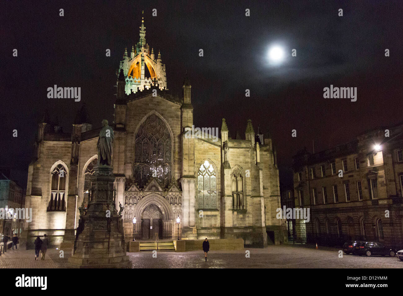 St. Giles Kathedrale auf der Royal Mile in Edinburgh unter dem Vollmond in der Nacht Stockfoto