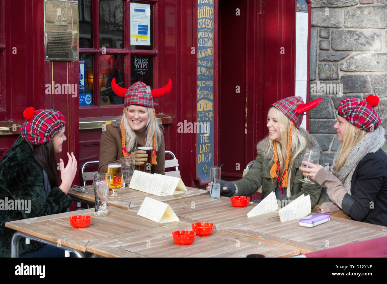junge Frauen gekleidet als Wikinger mit ihren Junggesellinnenabschied Party in Edinburgh Stockfoto