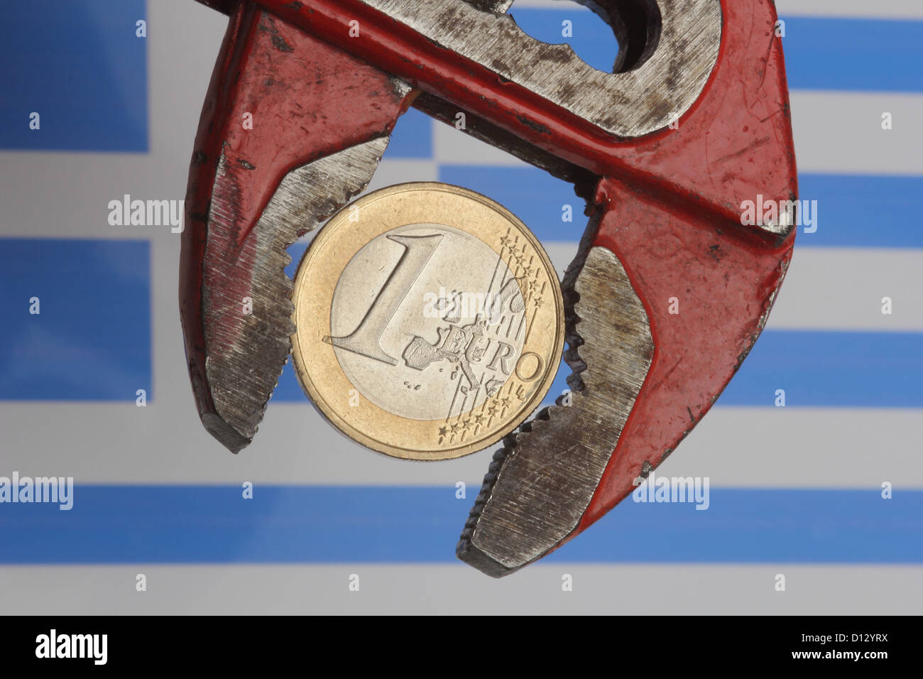 Ein-Euro-Münze in einer Zange verpresst Stockfoto
