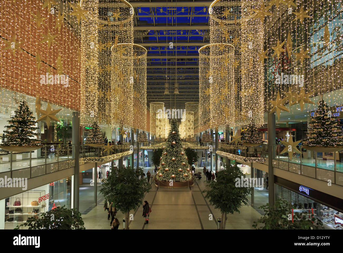 Weihnachtsbeleuchtung und Dekorationen im neuen Einkaufszentrum Arkaden in der Nacht auf dem Potsdamer Platz, Berlin City, Deutschland, Europa. Stockfoto