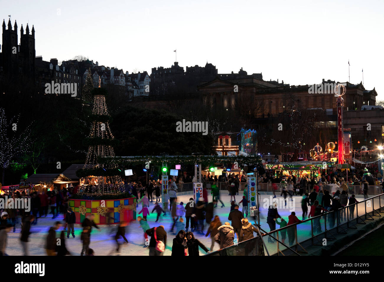 Edinburgh-Weihnachten-Eisbahn, Stadtzentrum, Schottland, UK, Europa Stockfoto