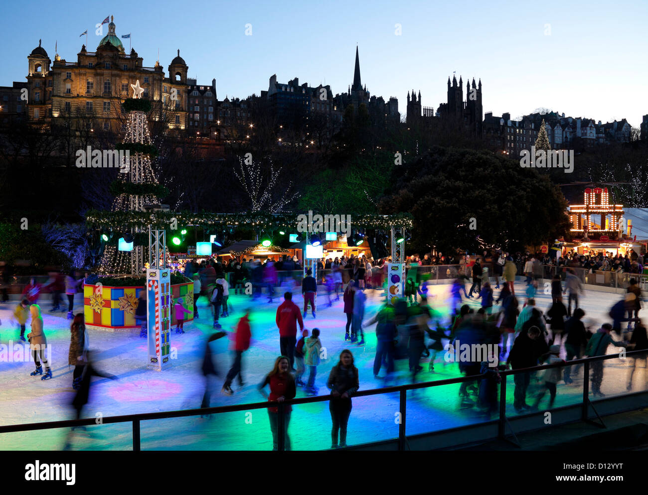 Edinburgh-Weihnachten-Eisbahn, Stadtzentrum, Schottland, UK, Europa Stockfoto
