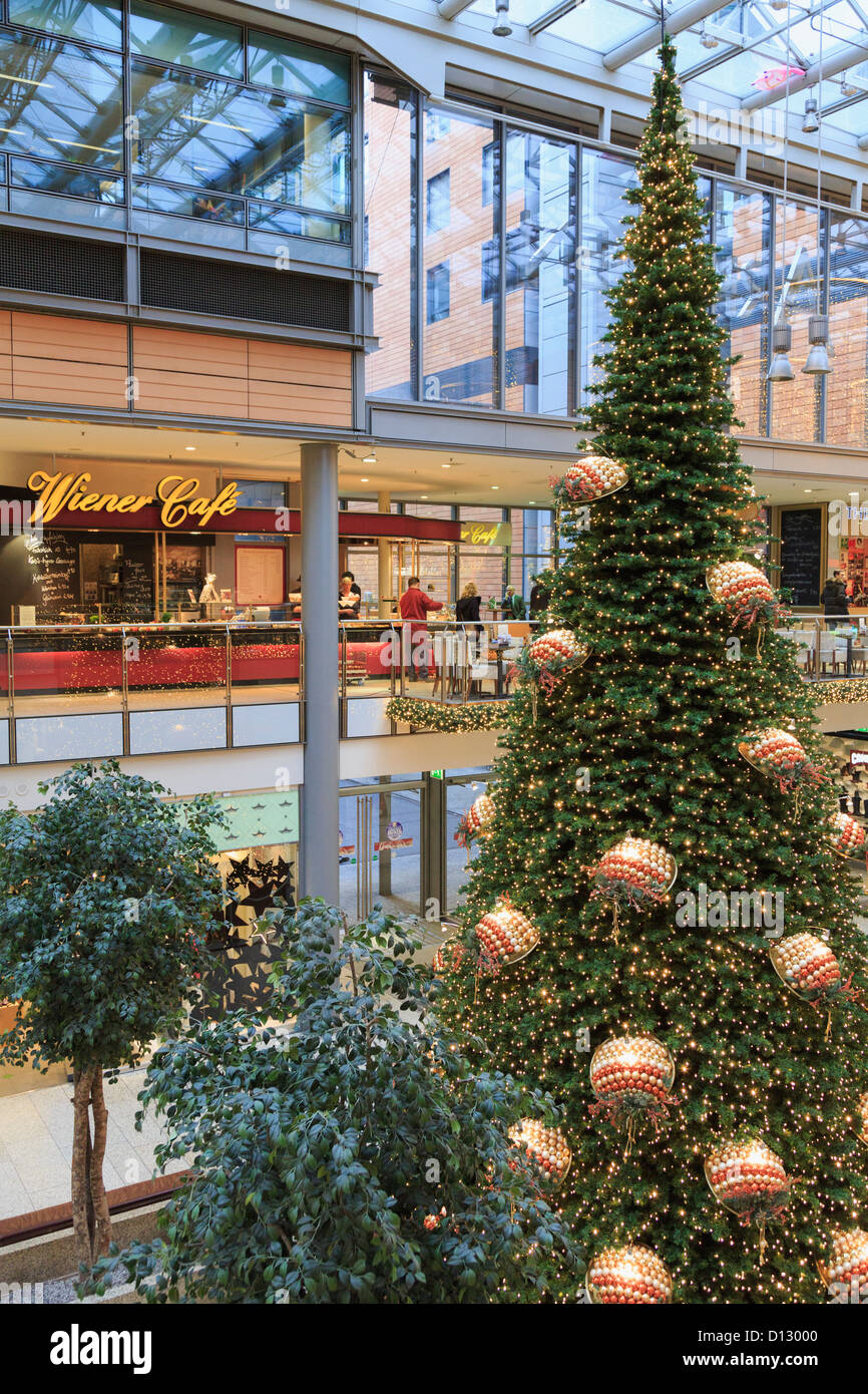 Weihnachtsbaum und Dekoration im neuen Einkaufszentrum Arkaden am Potsdamer Platz, Berlin, Deutschland Stockfoto