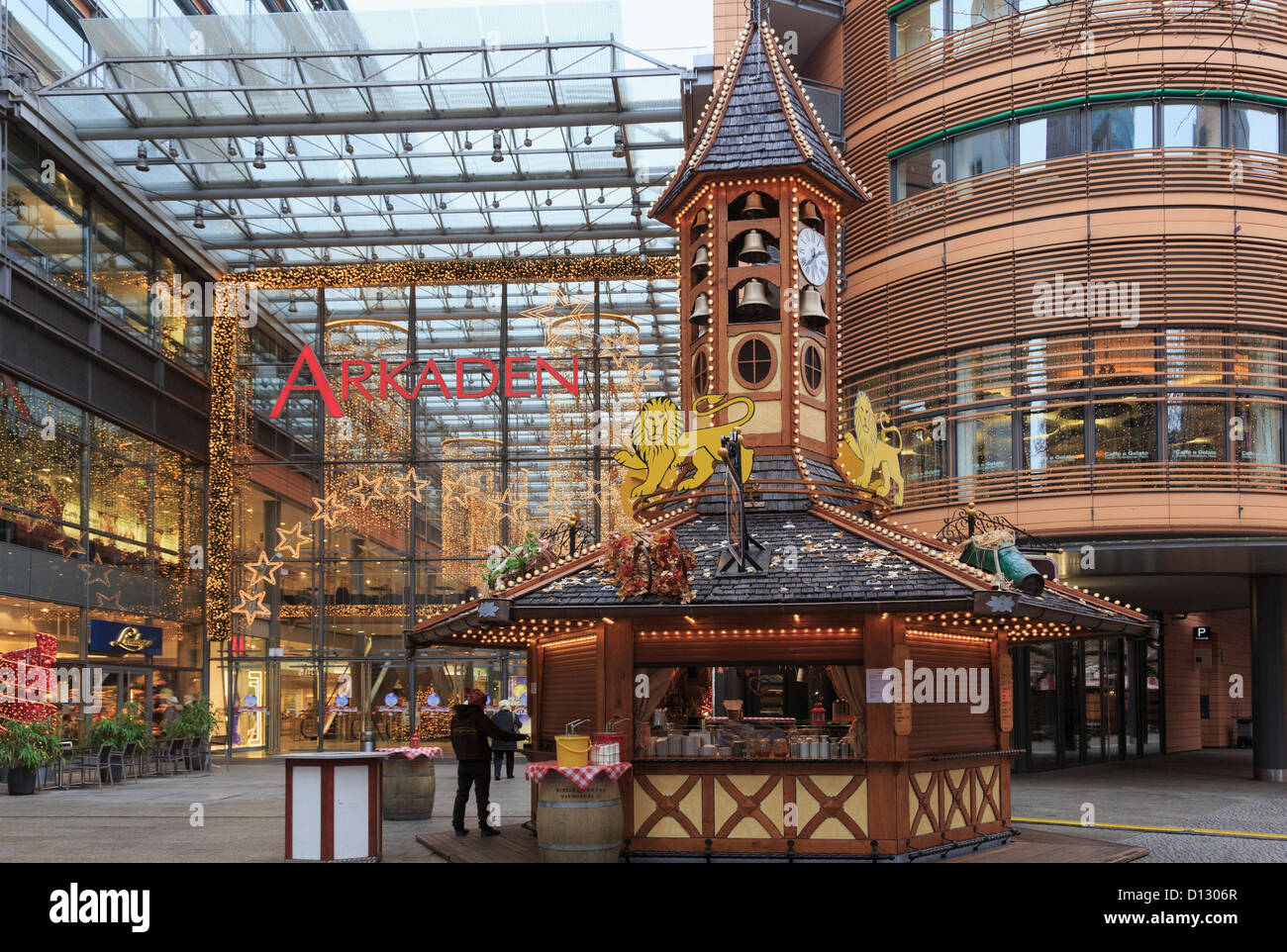 Weihnachtsmarkt am stall am Eingang Arkaden Shopping Centre Mall am Potsdamer Platz, Berlin, Deutschland Stockfoto